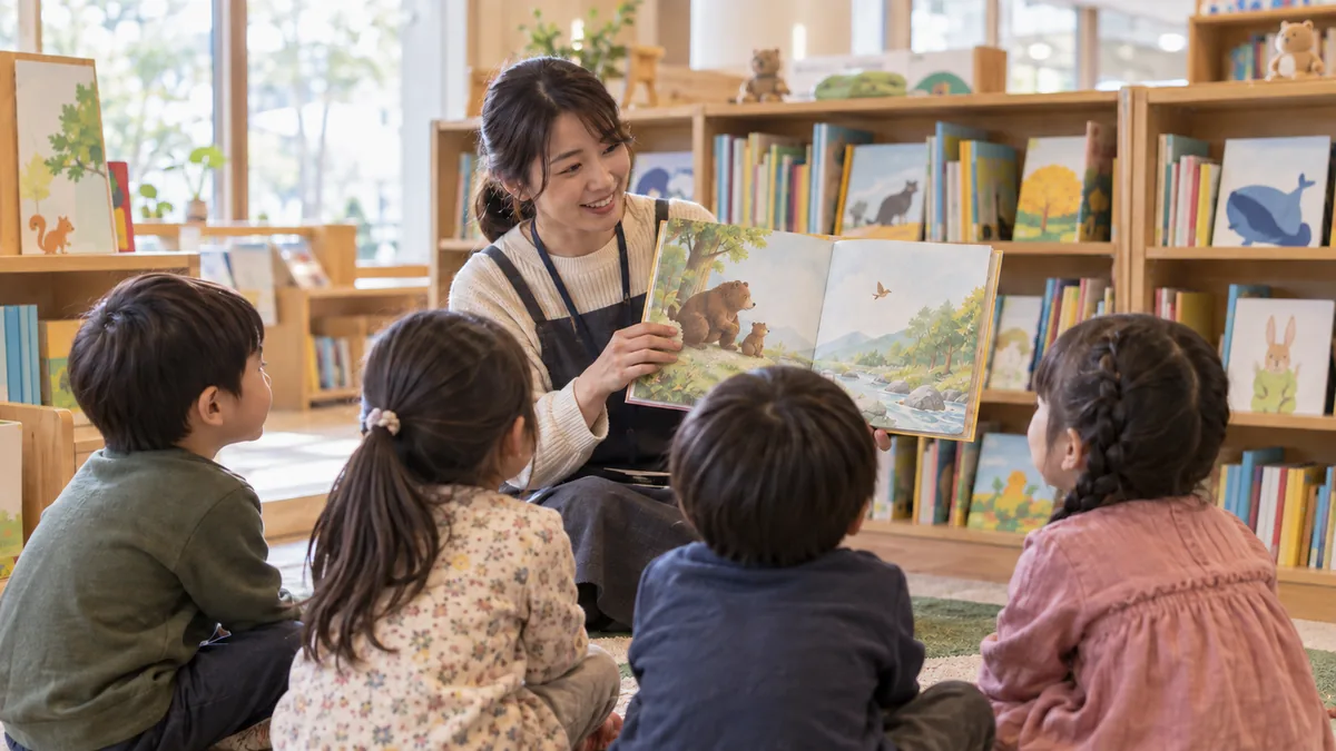 図書館の児童書コーナーで大人が子どもたちに読み聞かせている場面
